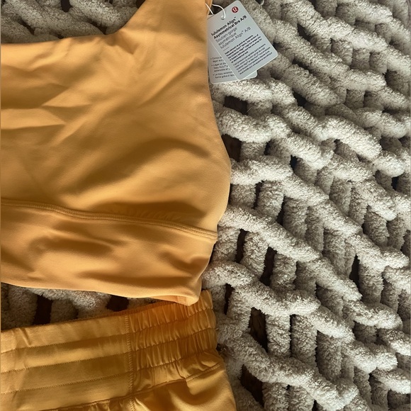 MATCHING SET Lululemon Mango Dream Hotty Hot HR Shorts & BNWT Asymmetrical Bra - Picture 4 of 5